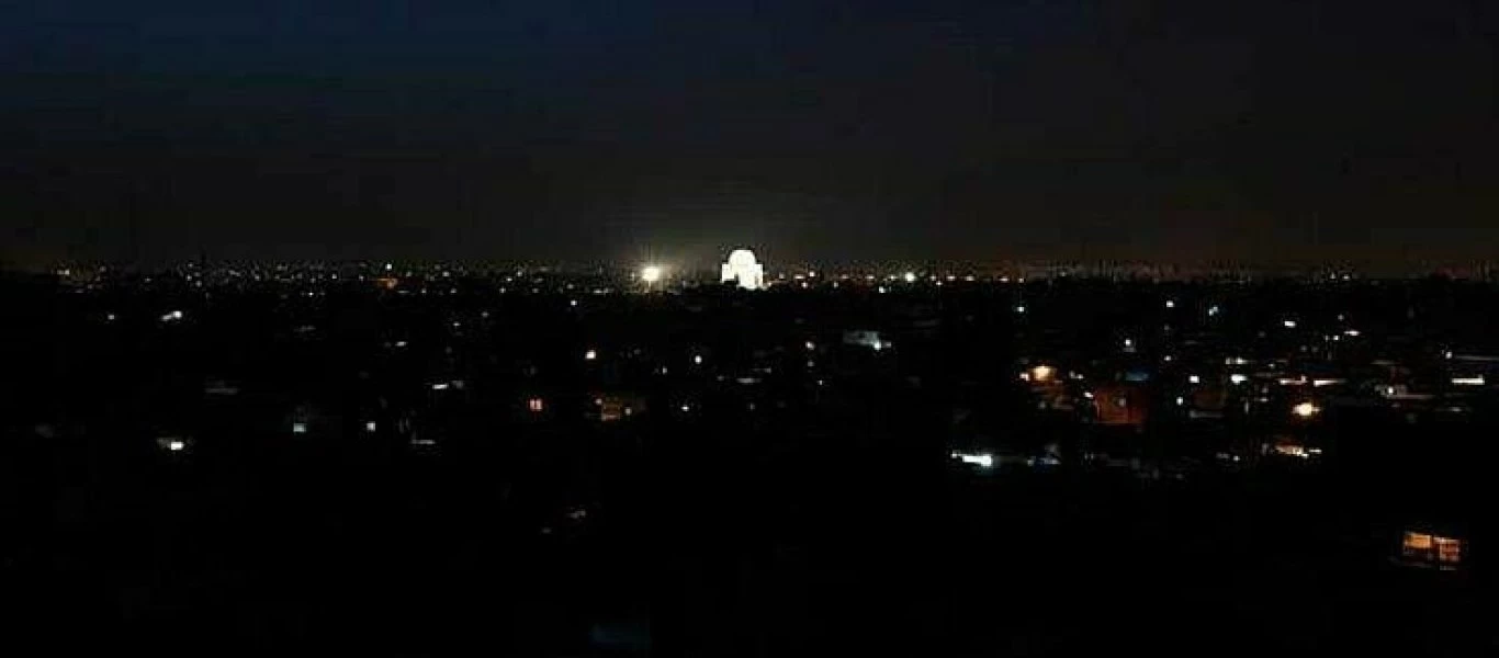 Ολικό μπλακ-άουτ στο Πακιστάν - Στο σκοτάδι «βυθίστηκε» όλη η χώρα (βίντεο)